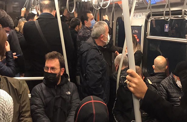 İstanbul’da metro seferleri aksadı, sosyal mesafe kalmadı