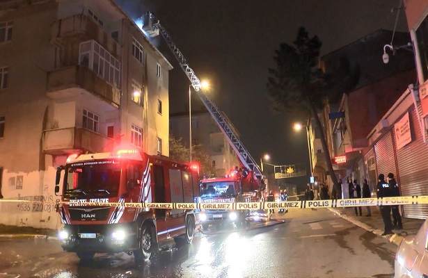 Sultanbeyli’de kentsel dönüşüm nedeniyle boşaltılan binanın çatısında yangın