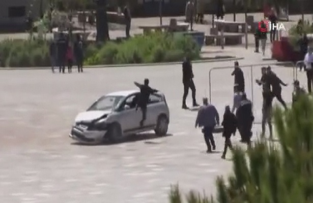 Kalabalığın arasına dalan aracı, uçan tekme atarak durdurdu