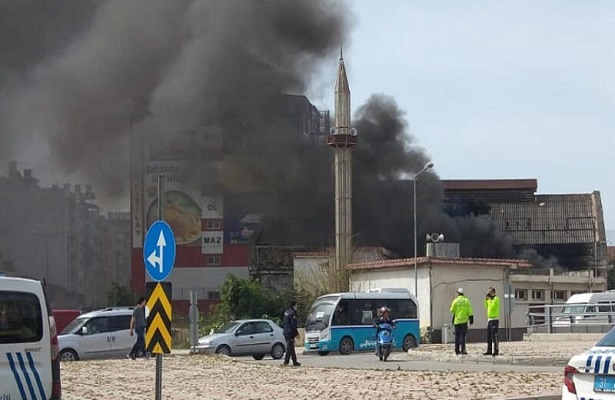 Hatay’da caminin çatısında yangın