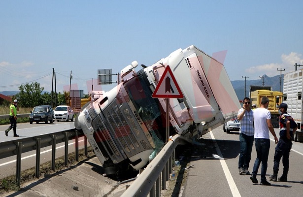 Pamukova da lastiği patlayan TIR’ın devrilme anı kameralarda