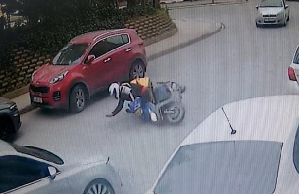 Kurye otomobilin altında kalmaktan son anda kurtuld