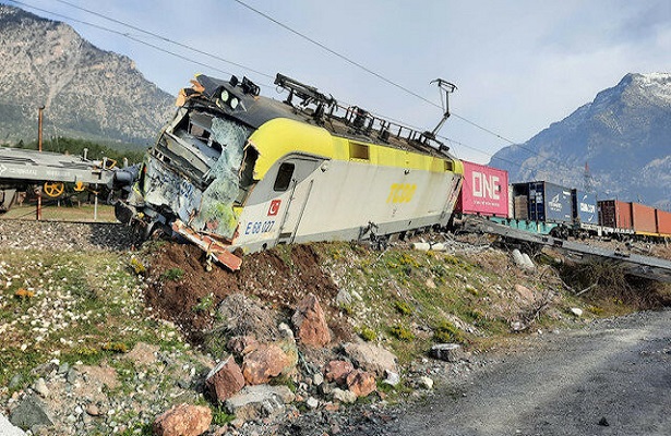 Adana’da aynı istikametteki iki yük treni çarpıştı: 2 makinist yaralı