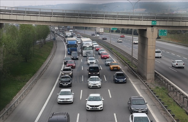 İstanbul’da ‘tam kapanma’ öncesinde şehir dışına çıkmak isteyenler nedeniyle trafik yoğunlaştı