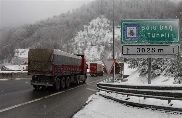 Bolu Dağı’nda kar yağışı etkili oluyor