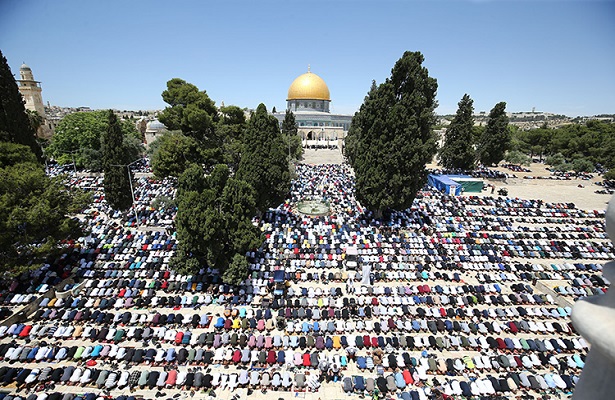 Ramazan ayının son cuma namazını Mescid-i Aksa’da 70 bin kişi kıldı