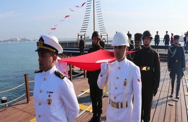 Atatürk’ü temsil eden bayrak Samsun’da karaya çıkarıldı