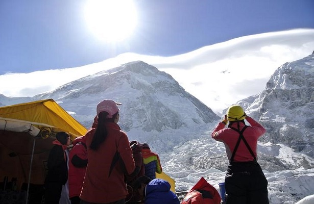 Çin, Kovid-19 girişini engellemek için Everest’in zirvesine sınır çizgisi çekecek