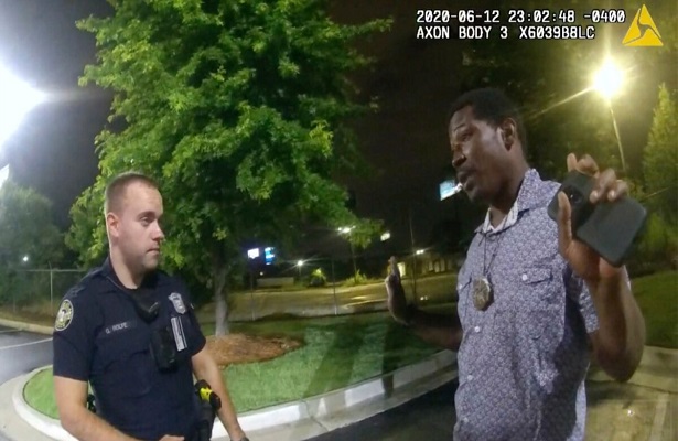 Atlanta’da geçen yıl bir siyahiyi öldürünce kovulan polis görevine iade edildi