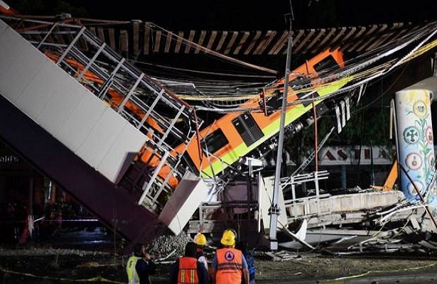 Meksika’da metro üst geçidinin üzerindeki tren vagonlarıyla çökmesi.