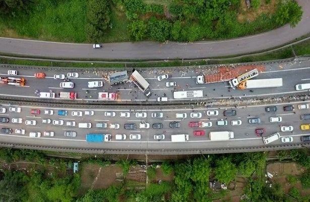 Anadolu Otoyolu’nun Kocaeli kesiminde 21 aracın karıştığı zincirleme trafik kazası: 23 yaralı