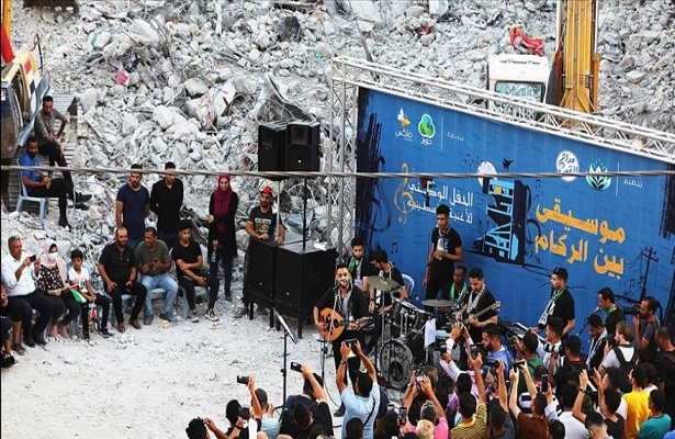 Filistinli müzik grubu, Gazze Şeridi’nde İsrail’in saldırılarında yıkılan binanın enkazı üzerinde konser verdi