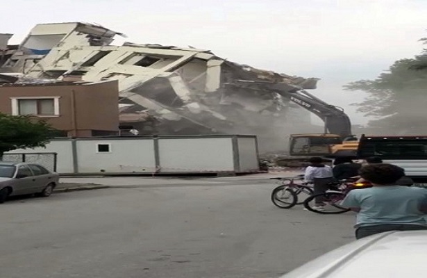 Şehir merkezindeki bina büyük gürültüyle işte böyle yıkıldı