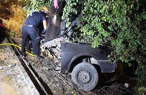 Ağaca çarpıp, ikiye katlanan otomobilde sıkışan sürücü ağır yaralandı