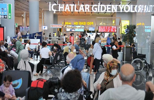 İstanbul’daki havalimanlarında Kurban Bayramı yoğunluğu yaşanıyor