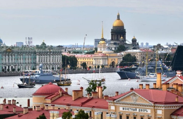 İran Savaş Gemileri St. Petersburg’da Gövde Gösterisi Yaptı