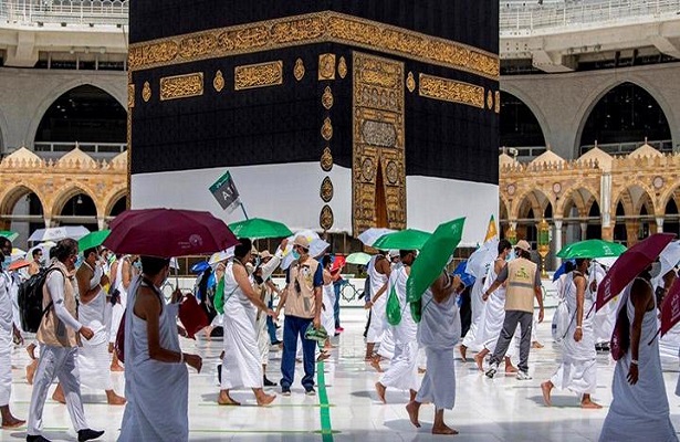 Hacı adayları, Kovid-19 önlemleri gölgesinde Kabe’de ilk tavaflarını yapmaya başladı