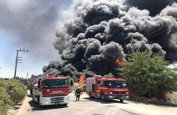 Gaziantep’te depoda çıkan yangına müdahale ediliyor