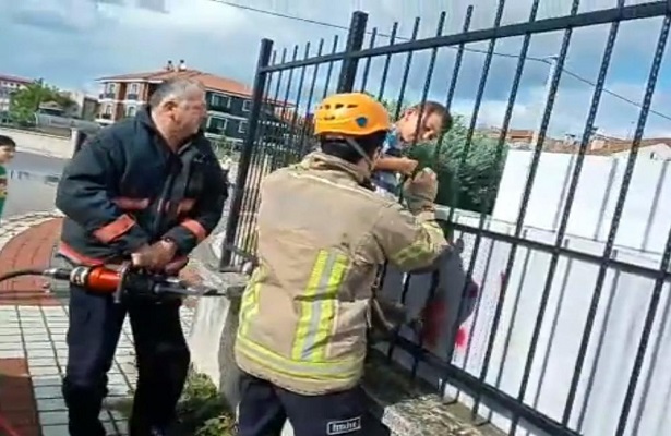 Okulun korkuluklarına sıkışan çocuğu itfaiye böyle kurtardı