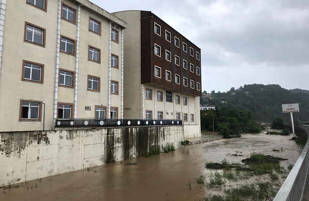 Artvin’de derenin taşması sonucu bazı ev ve iş yerlerini su bastı