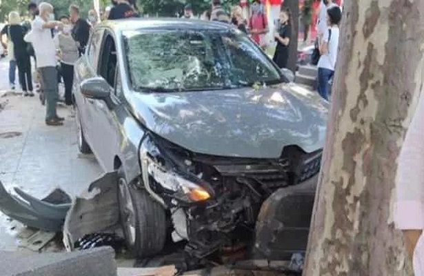 Kadıköy’de hızla gelen aracın çarptığı yaya ağır yaralandı