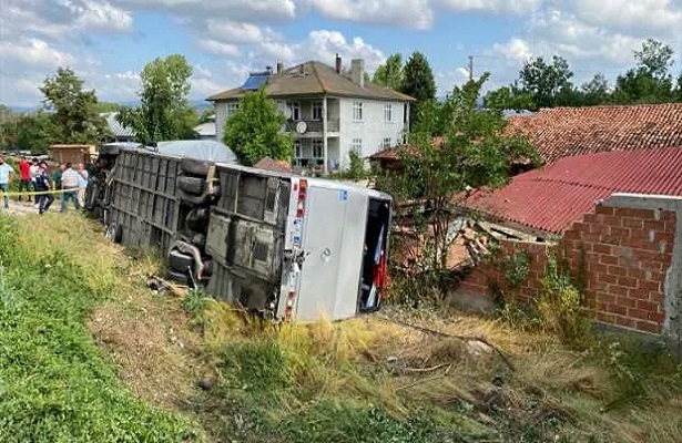 Memurları taşıyan otobüs ile otomobil çarpıştı: 21 yaralı