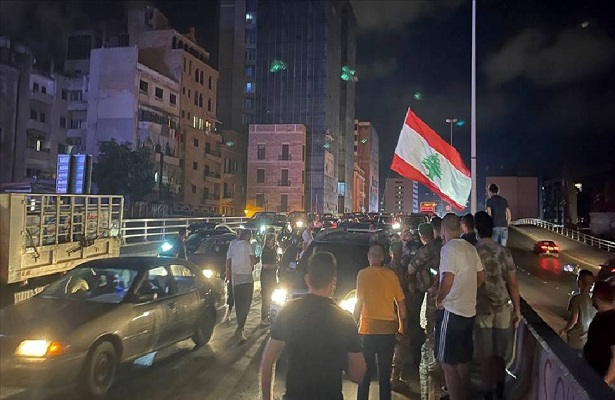 Benzin krizinin yaşandığı Lübnan’da akaryakıt istasyonunda bıçaklı kavga: 12 yaralı