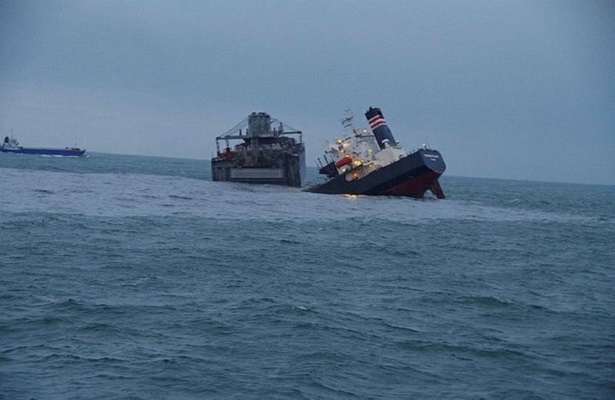 Japonya’da parçalanan kargo gemisi petrol sızdırdı