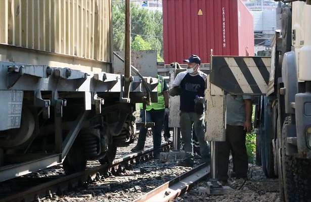 İzmir’de yük treni raydan çıktı! Seferler aksadı