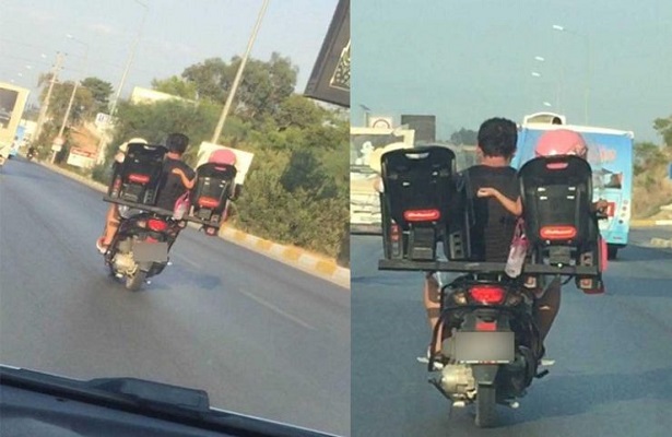 Trafikte akılalmaz görüntü! Çocuklarını böyle taşıdı