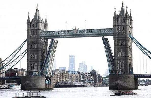 Londra’daki Tower Bridge açık kaldı, trafik birbirine girdi