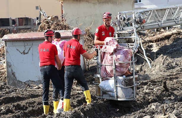 Bozkurt’ta selzedeler üst katlardaki evlerine itfaiye merdiveni ile ulaşıyor