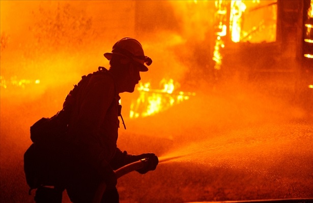 California’da devam eden yangın, eyalet tarihinin en büyük 2. yangını olarak kayda geçti