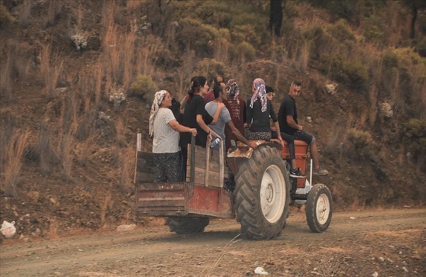 Köyceğiz’de orman yangınlarının tehdit ettiği bir mahalle daha boşaltıldı