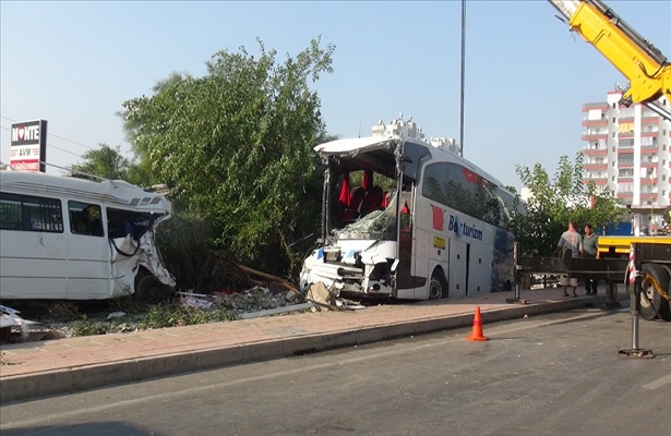 Mersin’de yolcu otobüsü devrildi: 37 yaralı