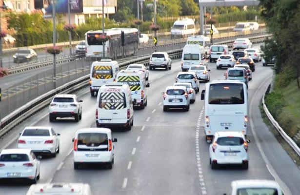 Okulların açıldığı ilk gün İstanbul’da trafik yoğunluğu yaşanıyor