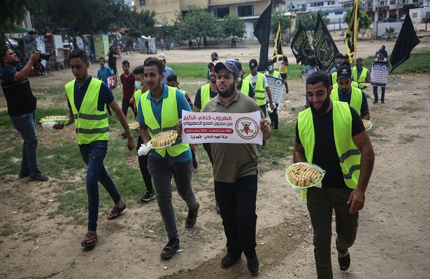 Gazzeliler, Filistinli 6 tutuklunun İsrail hapishanesinden kaçışını tatlı dağıtarak kutladı