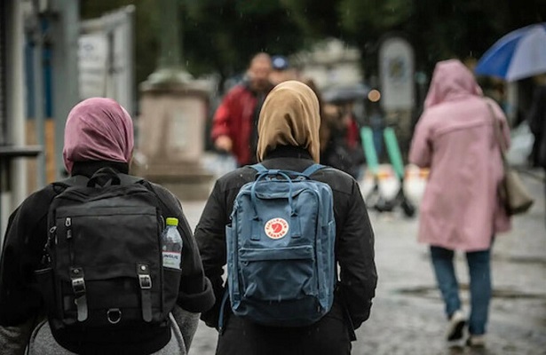 Bu ülkede okullarda başörtüsü yasağı kalktı!