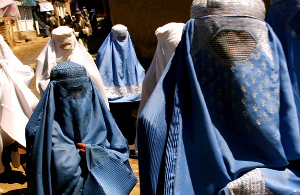 En özel birlikleri Taliban’ın eline düşmemek için burka giyerek kaçmışlar