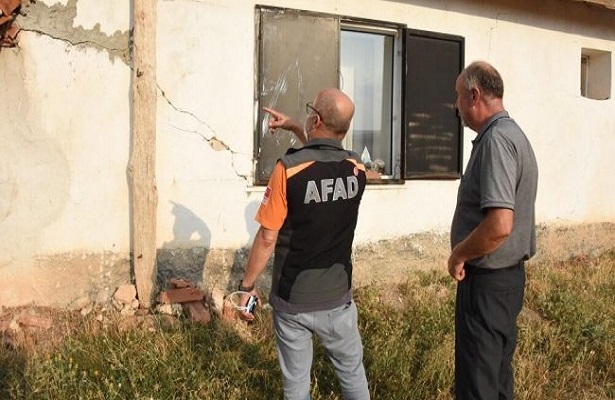 Kütahya’da deprem: Üç köyde 15 ev ağır hasarlı