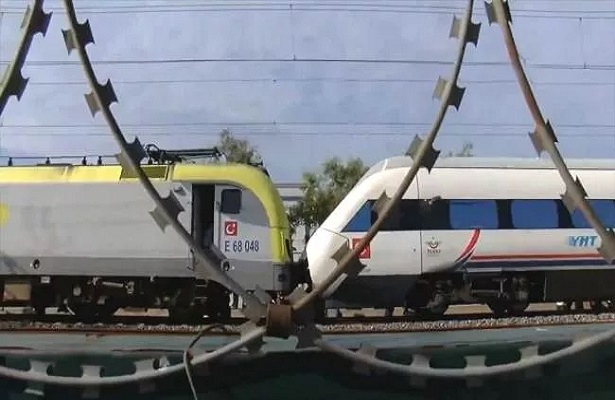 Tuzla’da iki tren kafa kafaya geldi: Facianın eşiğinden dönüldü