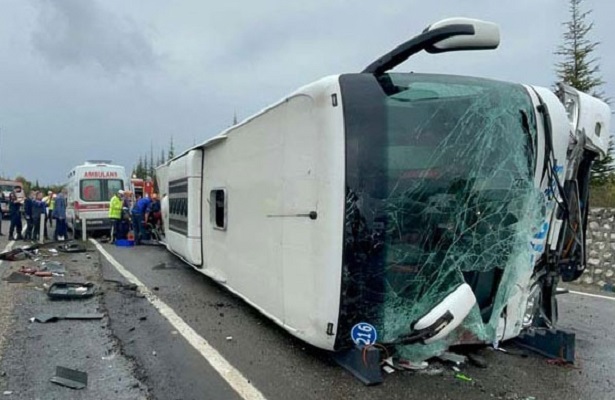 Bartın’da yolcu otobüsü ile otomobilin çarpıştığı kazada 3 kişi öldü