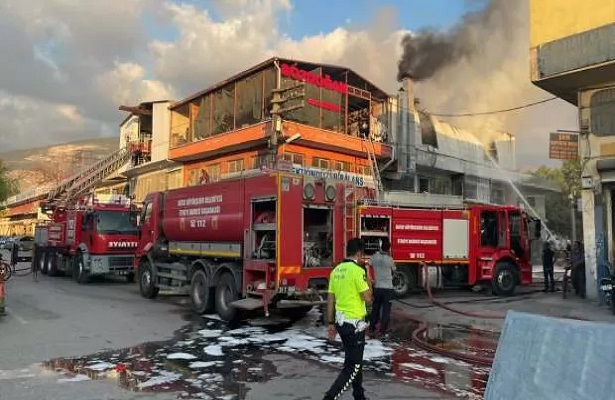 Hatay’da polyester imalathanesinde çıkan yangın söndürüldü