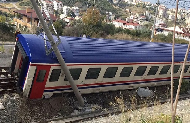 Kocaeli’de yolcu treni raydan çıktı!