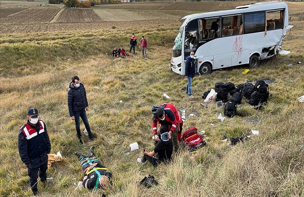 Kastamonu’da polis servisinin devrilmesi sonucu 12 polis yaralandı