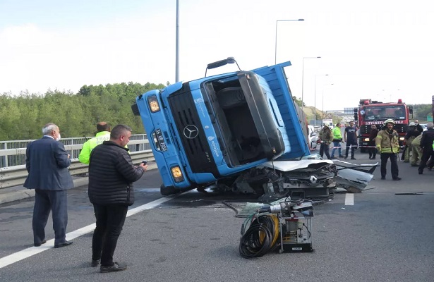 İstanbul’da korkunç kaza! Otomobilin üzerine kamyon devrildi, sıkıştığı yerde hayatını kaybetti