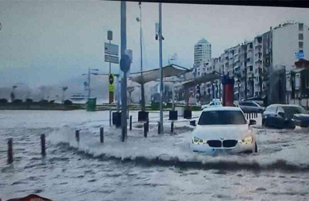 İzmir’de fırtına nedeniyle deniz taştı