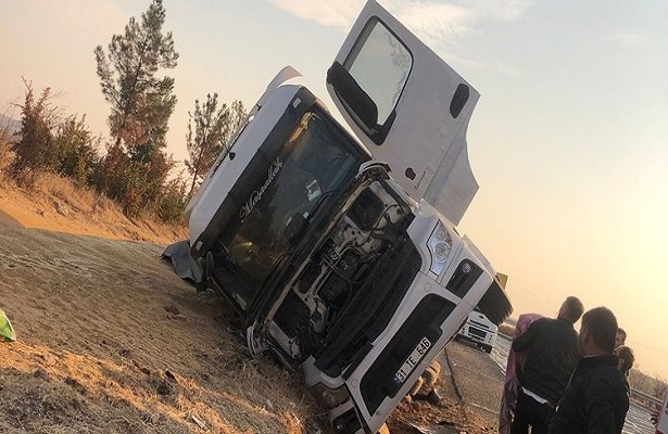 Şanlıurfa’da buğday yüklü TIR devrildi: 1 yaralı