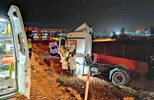 Çekici yolcu minibüsüne çarptı: 14 yaralı