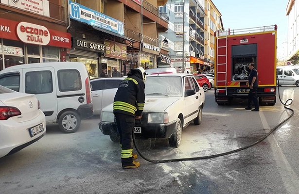 Seyir halindeki otomobil yandı